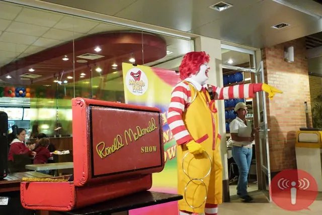 Ronald Mcdonald encanta plateia