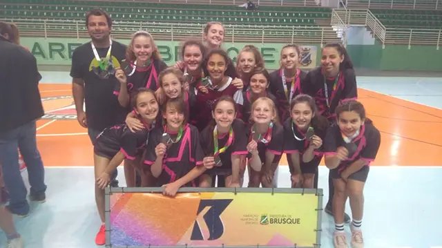 Col&eacute;gio S&atilde;o Luiz &eacute; campe&atilde;o do handebol mirim feminino dos Jogos Escolares