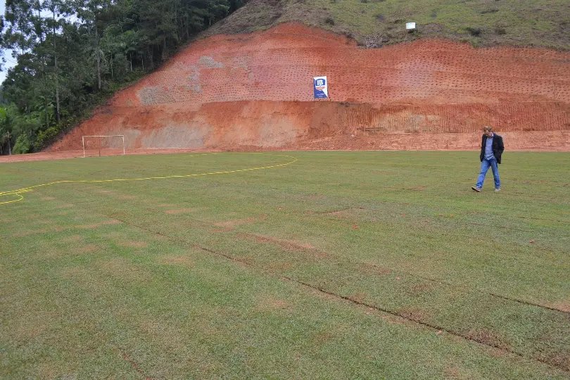 Campo de futebol é montado na sede recreativa do Sintricomb