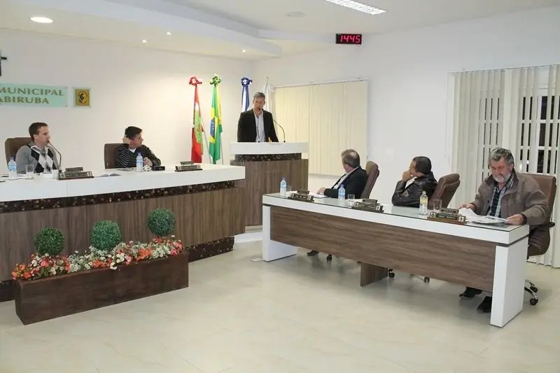 Oposição critica demissões de aposentados