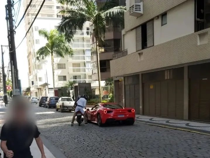 A bordo de uma Ferrari, motorista &eacute; assaltado