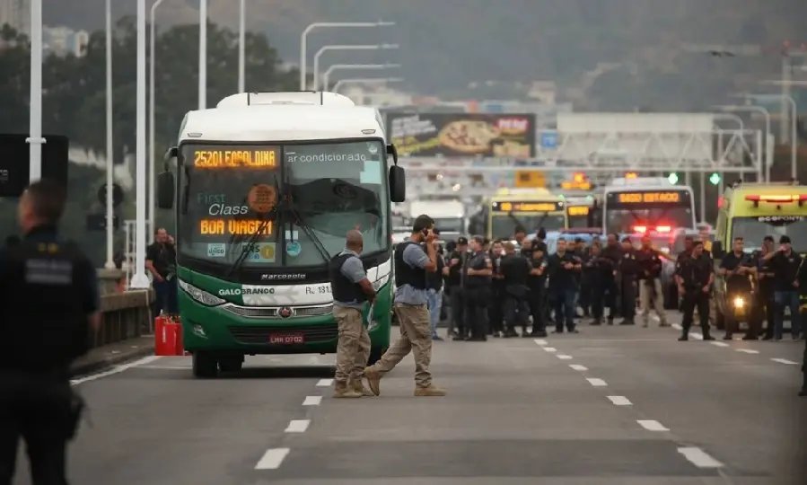 Sequestrador de &ocirc;nibus no Rio &eacute; morto por atiradores de elite