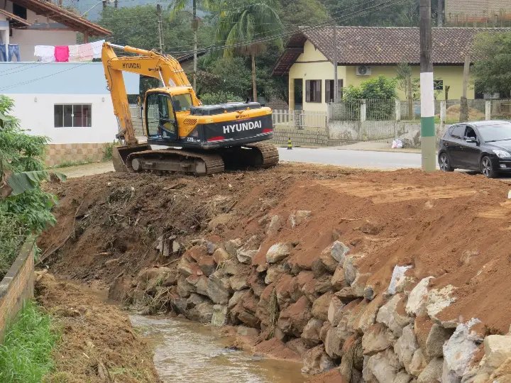 Secretaria de Obras executa enrocamento no Bairro Santa Luzia