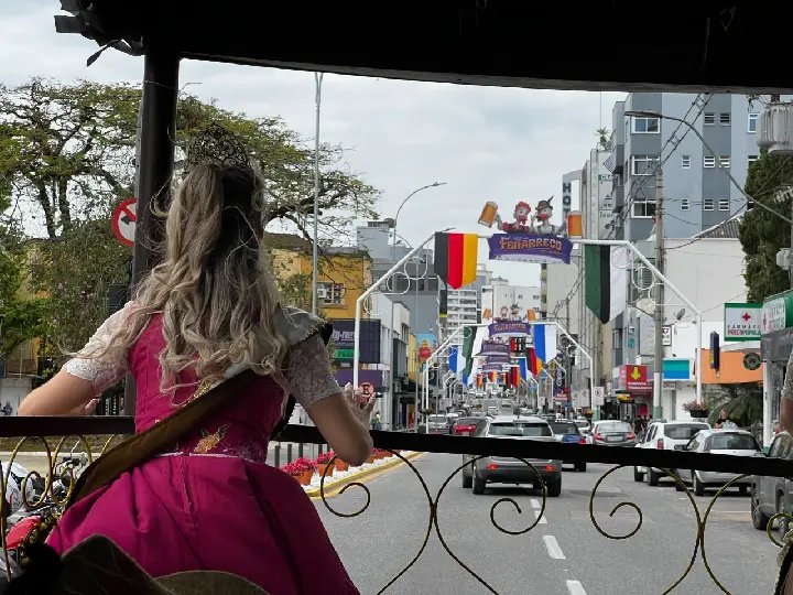Realeza mirim anima bairros de Brusque