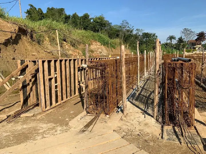 Ponte sobre o Rio Limeira: quatro das oito vigas j&aacute; est&atilde;o prontas