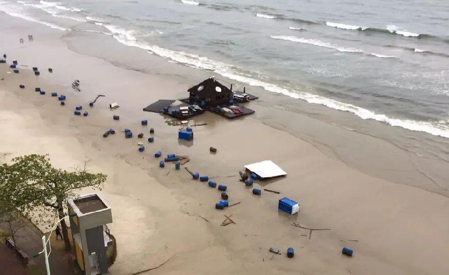 Bar flutuante é arrastado pelas ondas até a orla da praia 