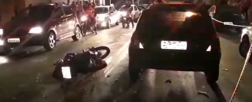 V&Iacute;DEO: motociclista fica ferido na Rua Azambuja