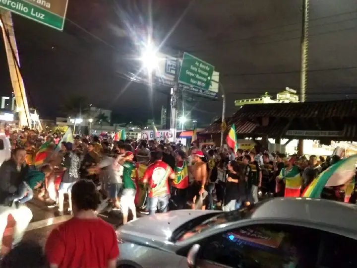 Torcedores tomam as ruas e comemoram t&iacute;tulo nacional