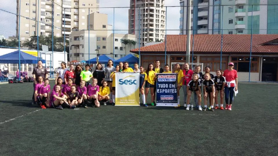 Ta&ccedil;a Gevaerd de Esportes re&uacute;ne equipes de futebol feminino