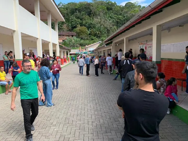 Demora e filas marcam processo eleitoral em Brusque