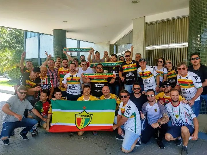 Torcedores do Brusque marcam presen&ccedil;a na sa&iacute;da do hotel