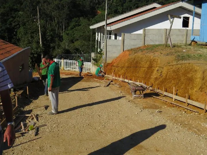 Secretaria de Obras viabiliza pavimentação em diversas ruas