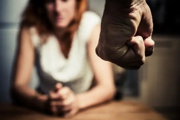 Mulher grávida é agredida pelo companheiro após discussão