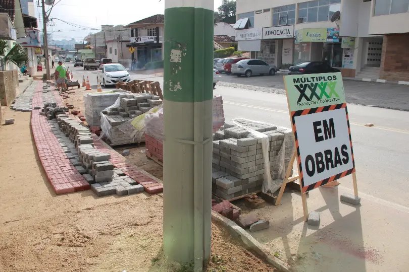 Prefeitura continua a implantação das calçadas