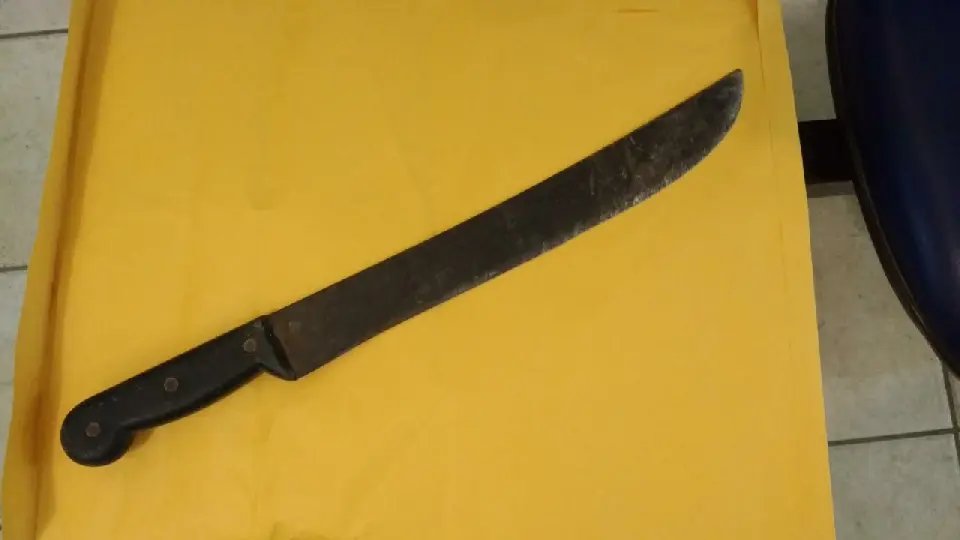 Jovem é golpeado com facão no pescoço após desentendimento