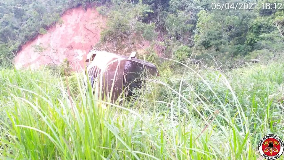 Ve&iacute;culo sai da pista e capota na Rodovia Gentil Battisti Archer
