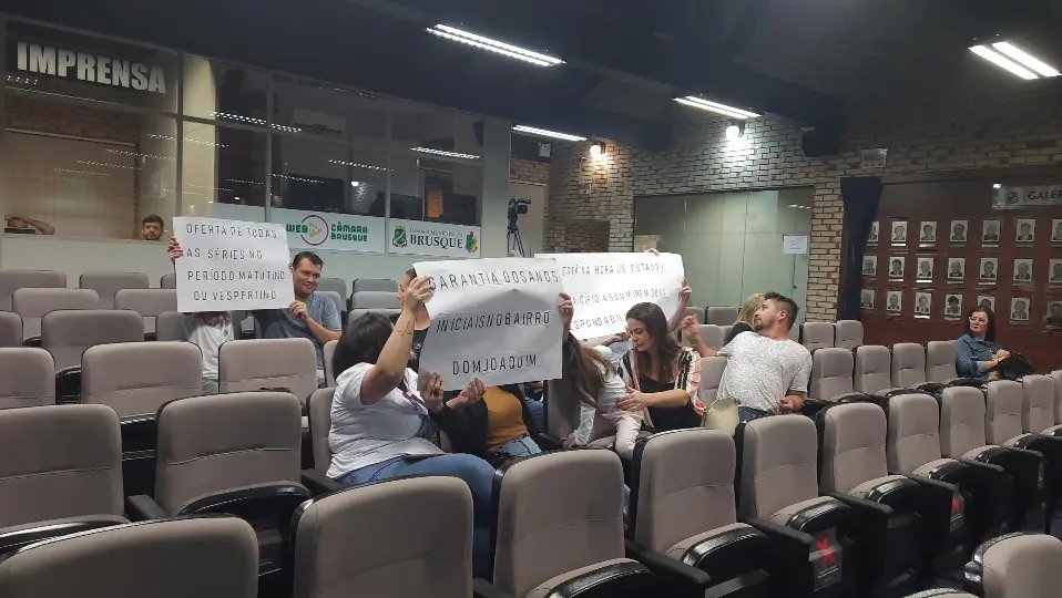 (V&iacute;deo) Protesto cobra vagas para estudantes no Dom Joaquim