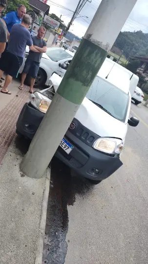 Colis&atilde;o entre carros deixa um ferido, em Brusque