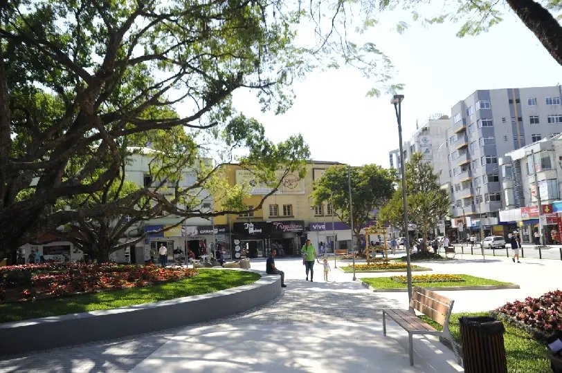 Paisagismo e mobili&aacute;rio contempor&acirc;neo embelezam pra&ccedil;a Bar&atilde;o de Schneeburg 