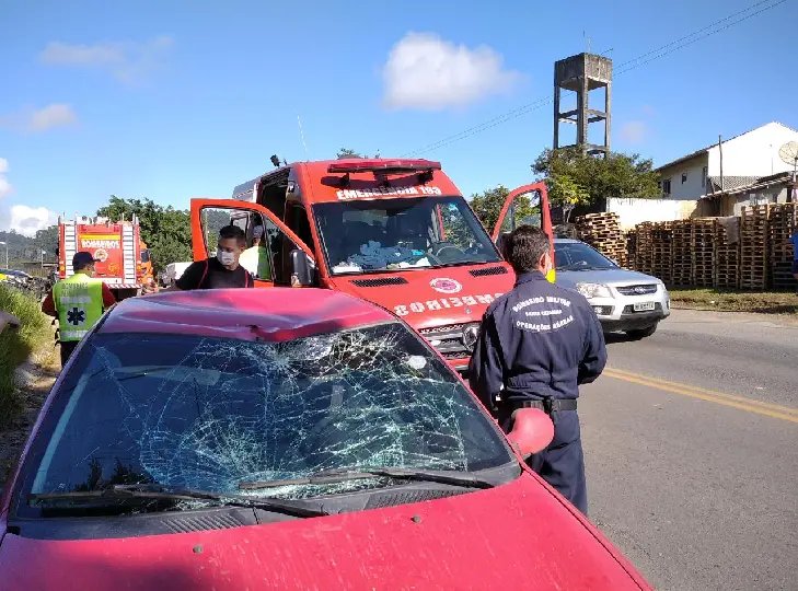 (V&Iacute;DEO) Caminhoneiro &eacute; atropelado na rodovia fica gravemente ferido