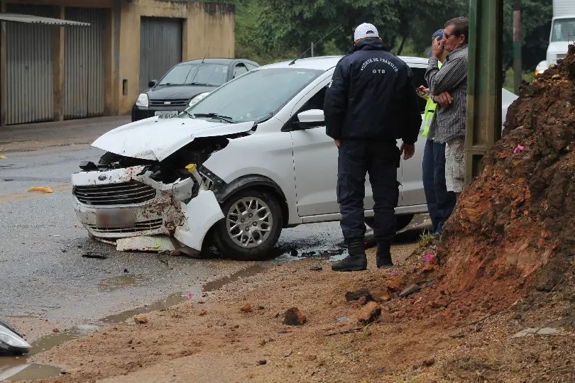 Motorista perde controle e bate carro contra barranco