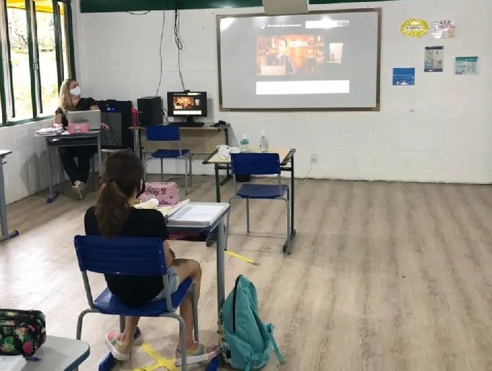 Alunos da Escola Jo&atilde;o Hassmann participam de aulas s&iacute;ncronas