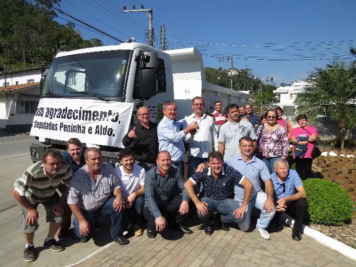 Deputado Peninha visita Botuverá para entrega de caminhão 