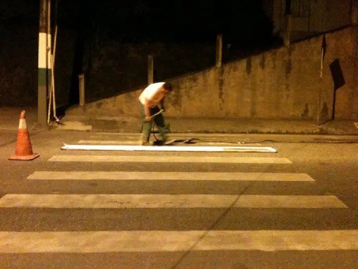 Equipes implantam sinalização horizontal à noite