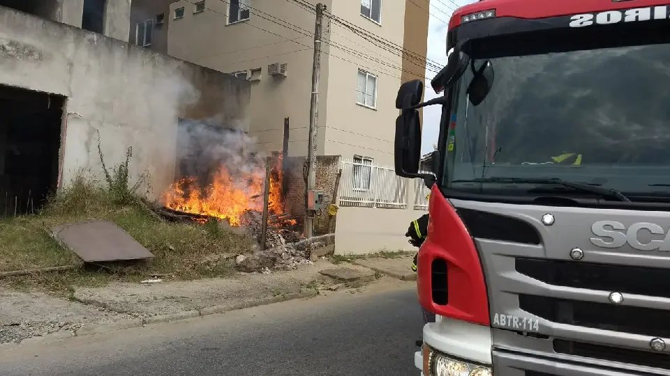 Fogo em entulhos coloca imóveis vizinhos em risco