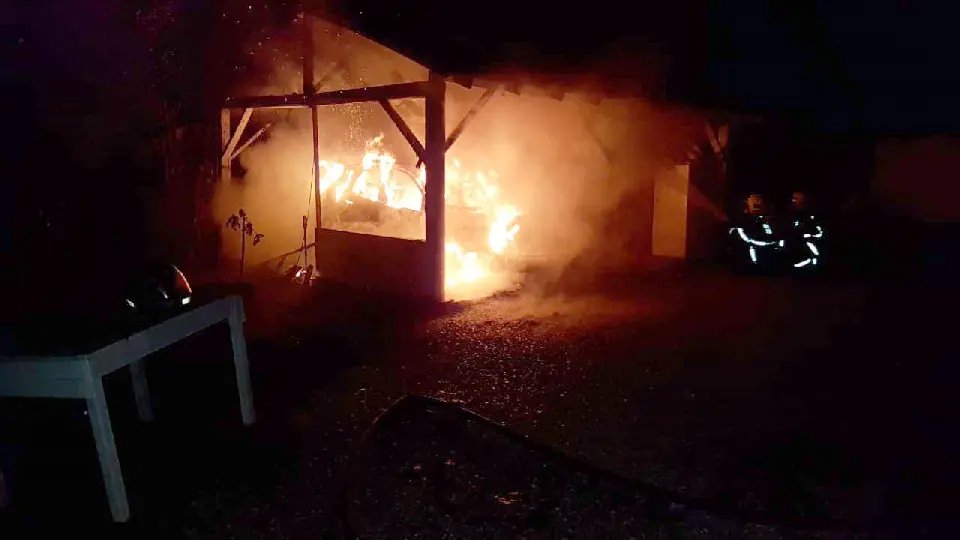 Inc&ecirc;ndio atinge carro e resid&ecirc;ncia na madrugada