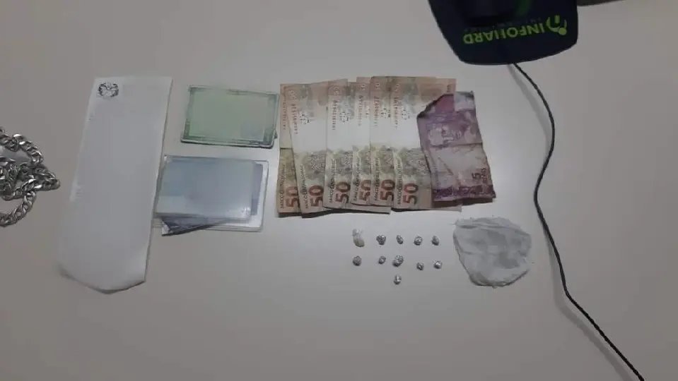 Homem &eacute; preso por tr&aacute;fico de drogas na Pra&ccedil;a da Azambuja