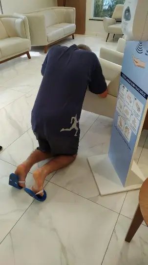 (VIDEO) De joelhos na sa&iacute;da do hospital, idoso de Guabiruba comemora vit&oacute;ria sobre a Covid-19