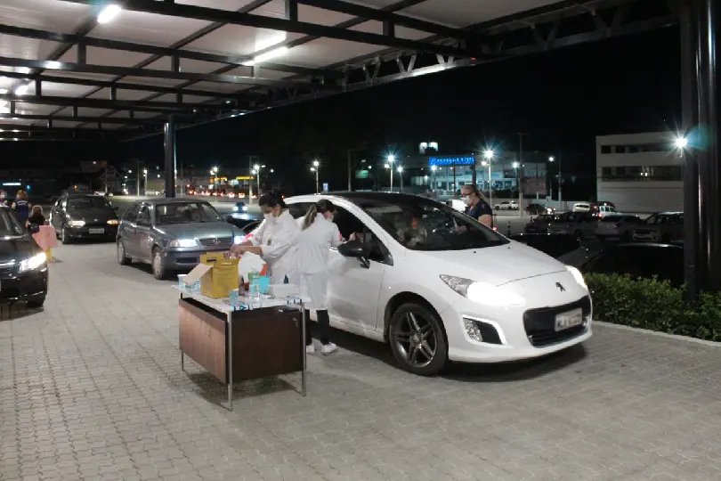 Vacina&ccedil;&atilde;o drive-thru para idosos de 68 anos ou mais tem saldo de mais de 1000 doses aplicadas