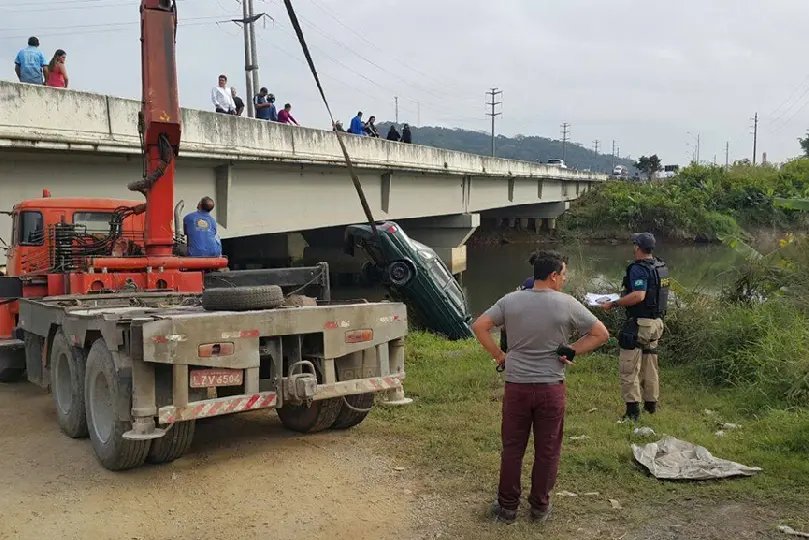 Casal morre após carro cair no rio Itajaí-Mirim