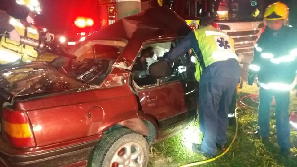 Homem fica preso às ferragens após bater carro em poste