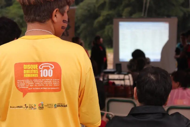 Crianças aprendem brincando sobre trabalho infantil