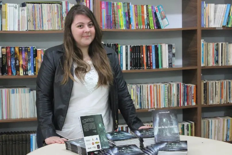 Escolas recebem livro de escritora brusquense