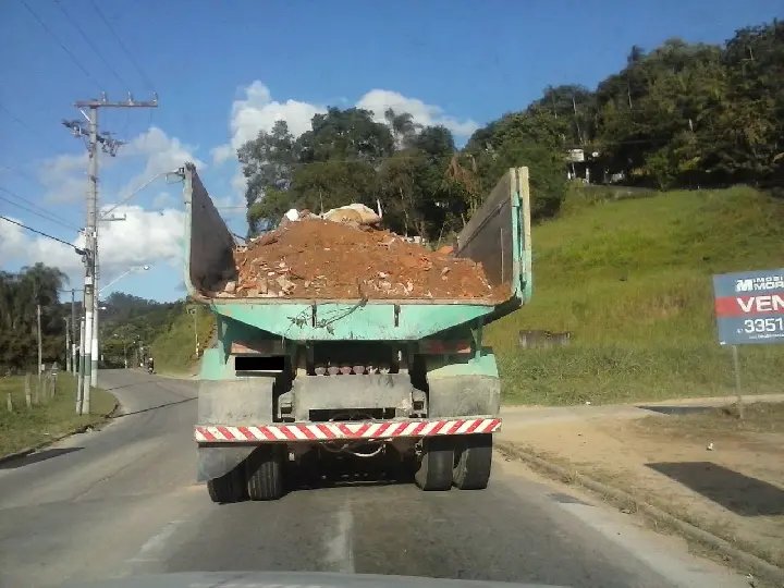  Internauta flagra caminhão com caçamba de entulhos sem proteção