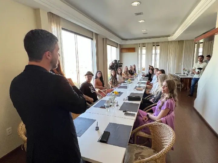 Candidatas a realeza da Fenarreco participam do primeiro evento