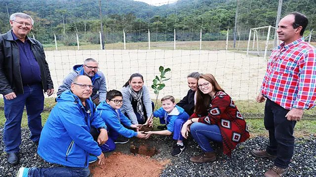 Alem&atilde;es plantam &aacute;rvores em escola de Guabiruba
