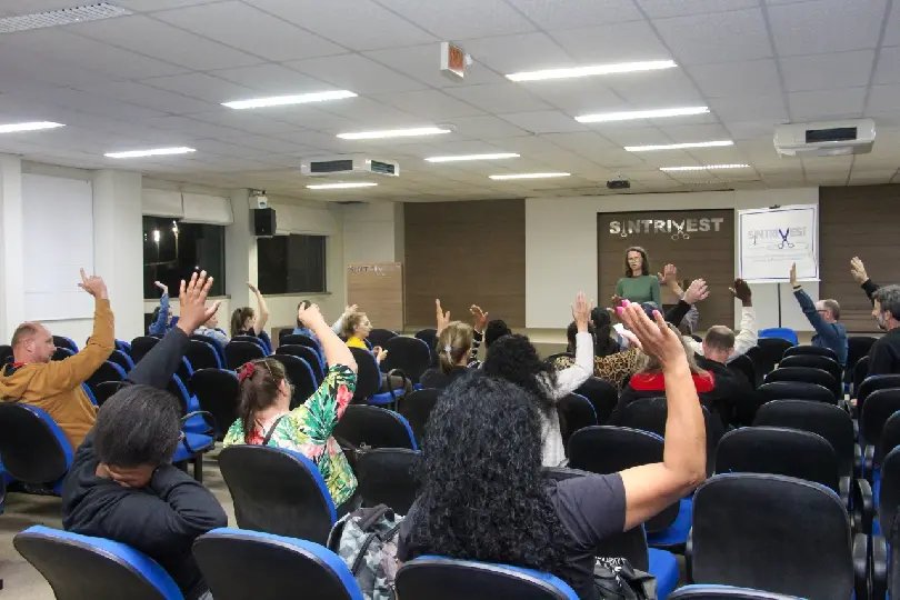 Trabalhadores vestuaristas aprovam proposta de reajuste salarial