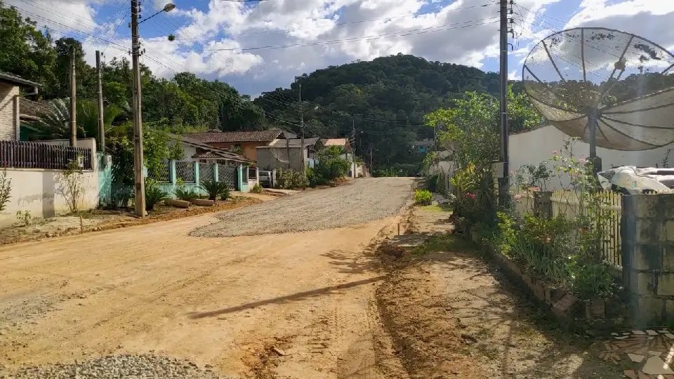 Secretaria de Obras trabalha na prepara&ccedil;&atilde;o para pavimenta&ccedil;&atilde;o da rua Arlindo Brogni