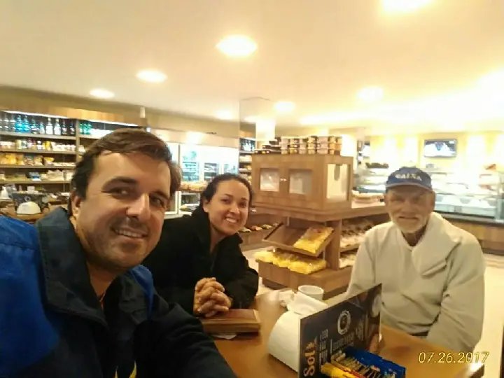 Casal auxilia idoso que dormia na beira do mato e não comia há quatro dias