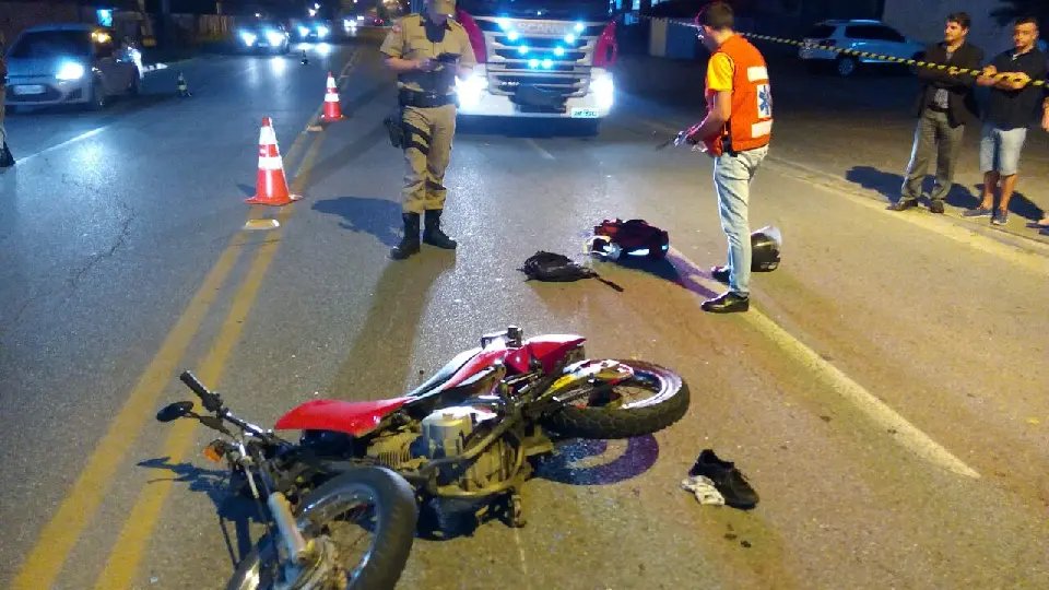 Ciclista é socorrido em estado grave após colisão com moto