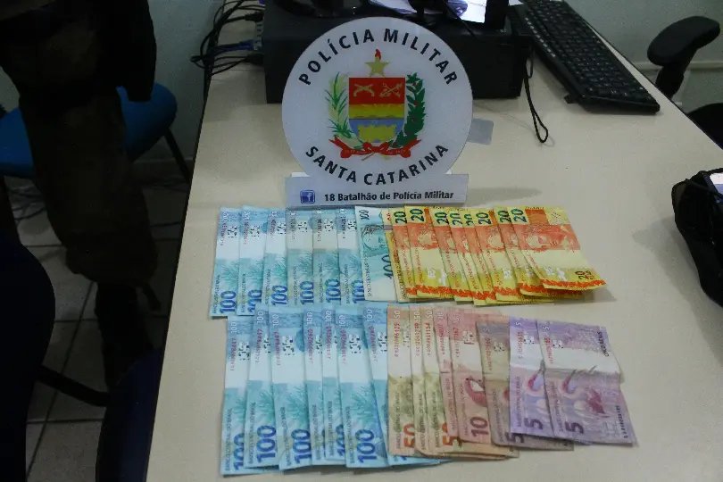 Policiais conduzem casal que passava notas falsas à Delegacia