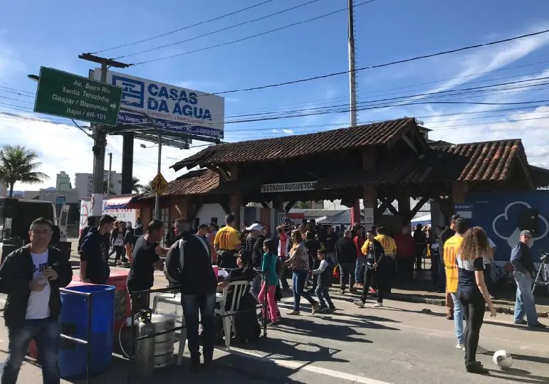 Avenida interditada e clima de jogo j&aacute; come&ccedil;a a imperar