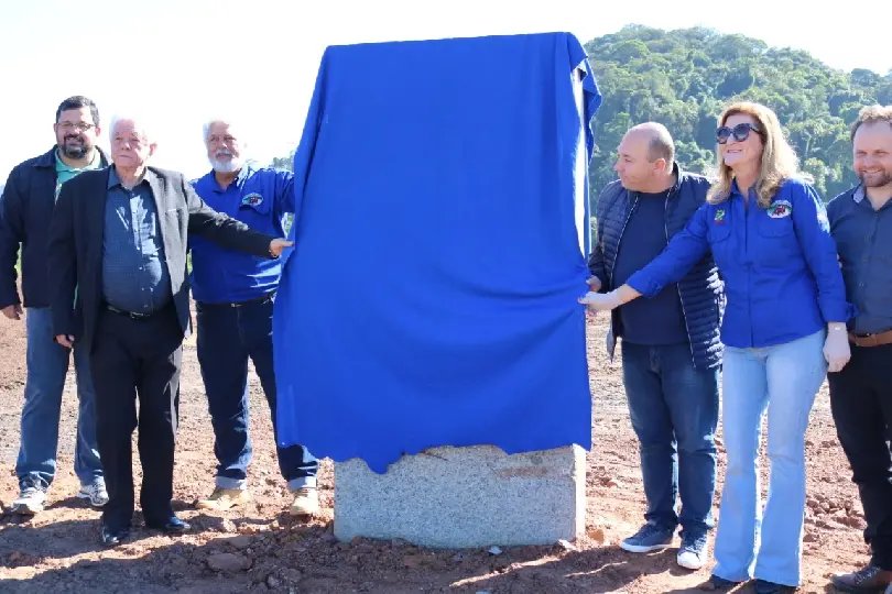 Prefeitura e Jeep Clube inauguram pedra fundamental no Centro de Eventos Chico Wehmuth