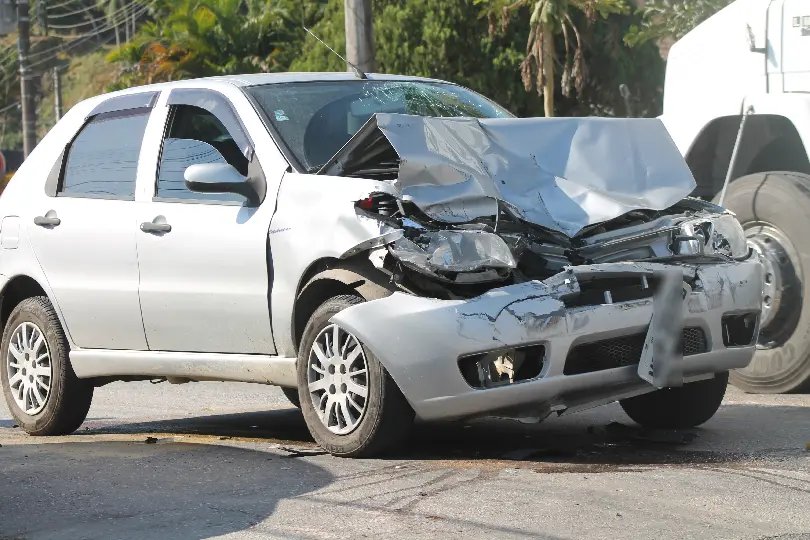 Motorista sofre lesões leves em choque contra caminhão
