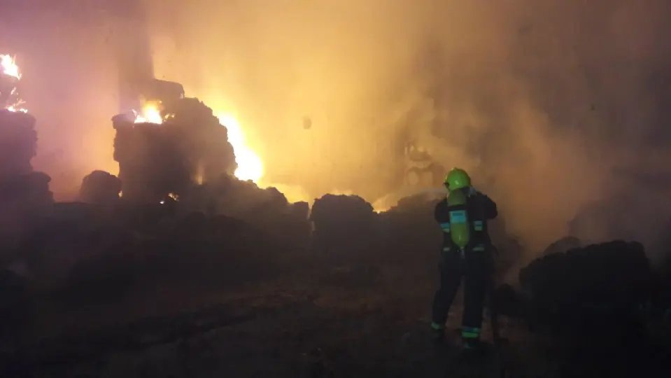 Galpão com retalhos de algodão é tomado pelas chamas