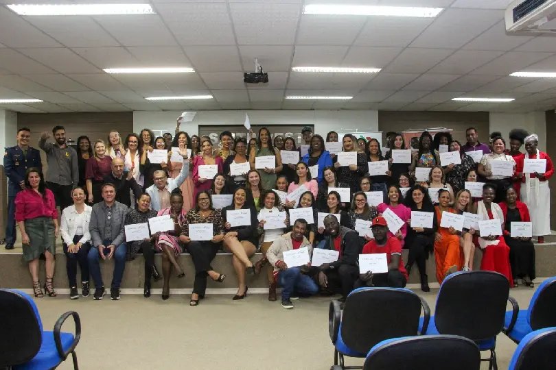 Escola de Costura da AmpeBr forma mais 73 profissionais
